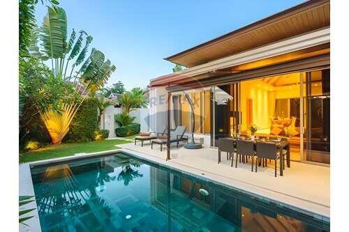 Trichada Tropical, luxury Bangtao, Phuket Villa, UWC Thailand