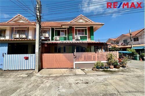 96 Sqm., 3 Beds Townhouse listed for ฿ 1,600,000.