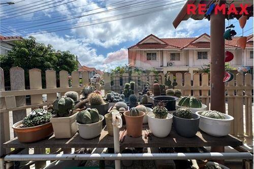 96 Sqm., 3 Beds Townhouse listed for ฿ 1,600,000.