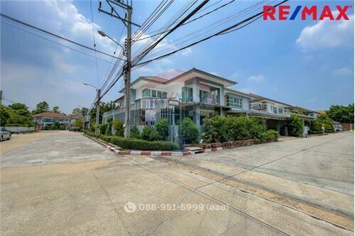 305 Sqm., 4 Beds Townhouse listed for ฿ 12,900,000.