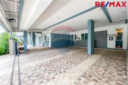 305 Sqm., 4 Beds Townhouse listed for ฿ 12,900,000.