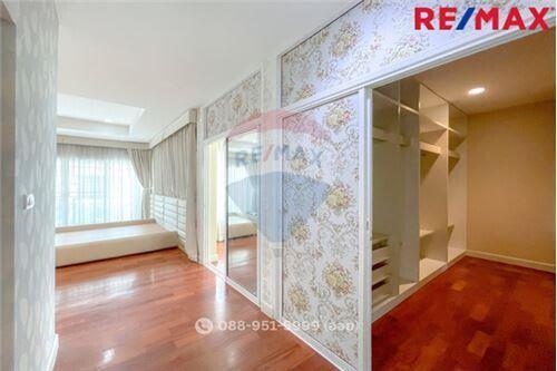 305 Sqm., 4 Beds Townhouse listed for ฿ 12,900,000.