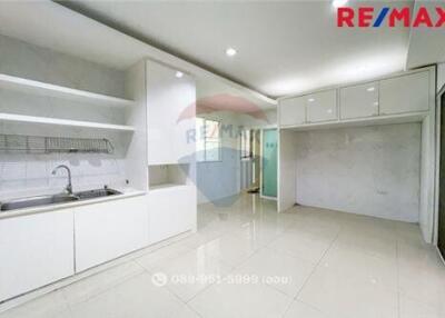 305 Sqm., 4 Beds Townhouse listed for ฿ 12,900,000.