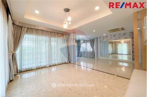 305 Sqm., 4 Beds Townhouse listed for ฿ 12,900,000.