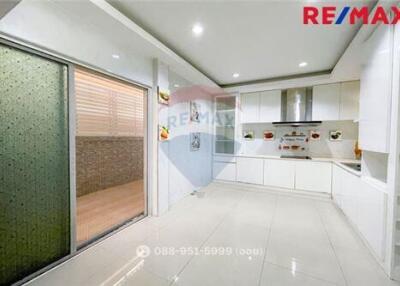 305 Sqm., 4 Beds Townhouse listed for ฿ 12,900,000.