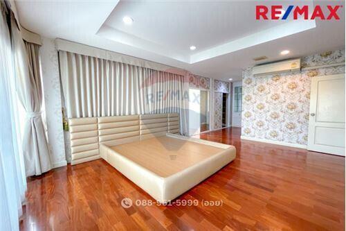 305 Sqm., 4 Beds Townhouse listed for ฿ 12,900,000.