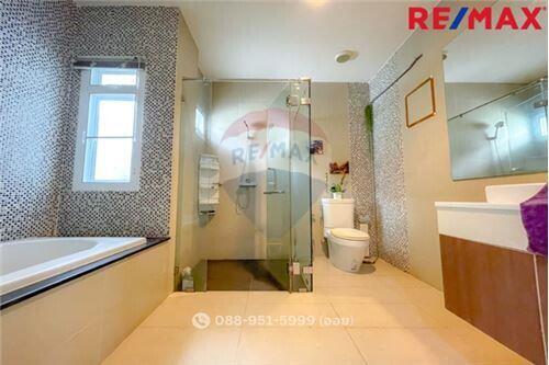 305 Sqm., 4 Beds Townhouse listed for ฿ 12,900,000.