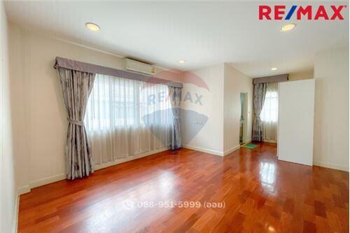 305 Sqm., 4 Beds Townhouse listed for ฿ 12,900,000.