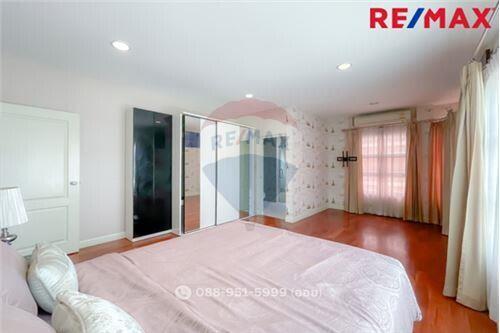 305 Sqm., 4 Beds Townhouse listed for ฿ 12,900,000.