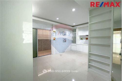 305 Sqm., 4 Beds Townhouse listed for ฿ 12,900,000.