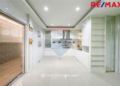 305 Sqm., 4 Beds Townhouse listed for ฿ 12,900,000.