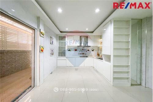 305 Sqm., 4 Beds Townhouse listed for ฿ 12,900,000.