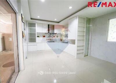 305 Sqm., 4 Beds Townhouse listed for ฿ 12,900,000.