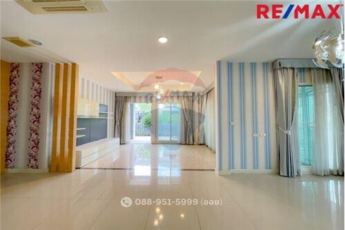 305 Sqm., 4 Beds Townhouse listed for ฿ 12,900,000.