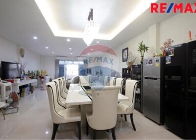 444 Sqm., 6 Beds Townhouse listed for ฿ 14,800,000.