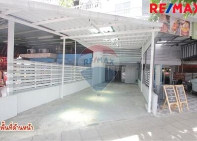 320 Sqm. Townhouse listed for ฿ 4,200,000.