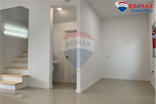 72 Sqm., 3 Beds, 2 Baths Townhouse listed for ฿ 2,100,000.