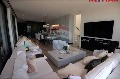 951 Sqm., 5 Beds Townhouse listed for ฿ 99,500,000.