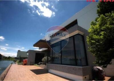 951 Sqm., 5 Beds Townhouse listed for ฿ 99,500,000.