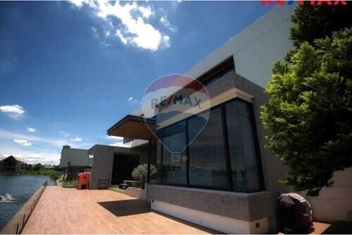 951 Sqm., 5 Beds Townhouse listed for ฿ 99,500,000.