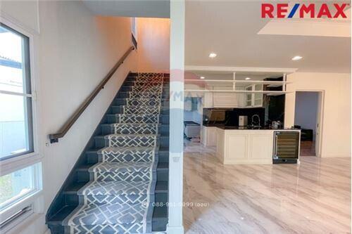 147 Sqm., 4 Beds Townhouse listed for ฿ 18,900,000.