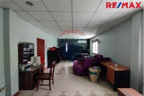 144 Sqm., 2 Beds Townhouse listed for ฿ 3,200,000.