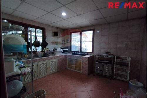 144 Sqm., 2 Beds Townhouse listed for ฿ 3,200,000.