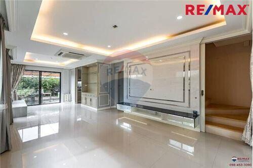 170 Sqm., 2 Beds Townhouse listed for ฿ 4,650,000.