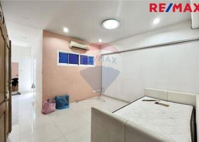 31 Sqm., 1 Bed Condo listed for ฿ 895,000.