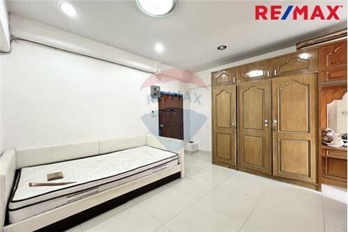 31 Sqm., 1 Bed Condo listed for ฿ 895,000.