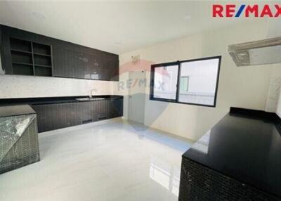 416 Sqm., 5 Beds Townhouse listed for ฿ 20,990,000.