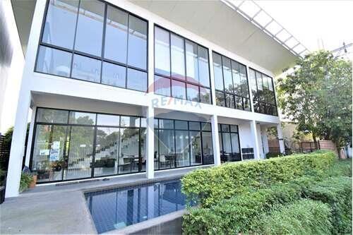 250 Sqm., 4 Beds, 3 Baths Townhouse listed for ฿ 4,990,000.