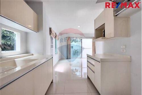 175 Sqm., 3 Beds Townhouse listed for ฿ 6,300,000.