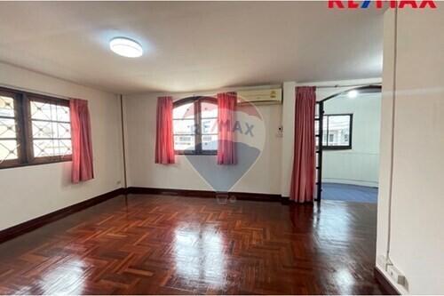 250 Sqm., 3 Beds Townhouse listed for ฿ 4,300,000.