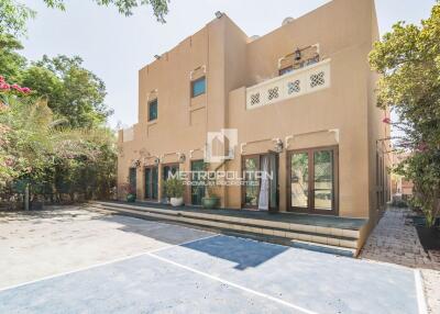 SPACIOUS UPGRADED CORNER VILLA  READY TO MOVE IN