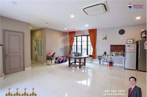 390 Sqm., 4 Beds, 5 Baths Townhouse listed for ฿ 19,900,000.