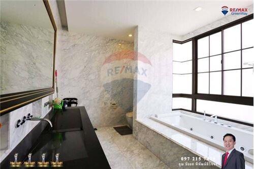 390 Sqm., 4 Beds, 5 Baths Townhouse listed for ฿ 19,900,000.