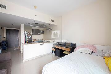 Spacious Studio   Mid Floor  Motivated Seller