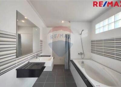 203 Sqm., 4 Beds Townhouse listed for ฿ 5,200,000.