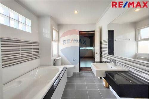 203 Sqm., 4 Beds Townhouse listed for ฿ 5,200,000.