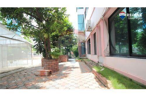 576 Sqm., 6 Beds Townhouse listed for ฿ 30,000,000.