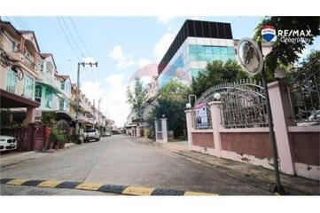 576 Sqm., 6 Beds Townhouse listed for ฿ 30,000,000.