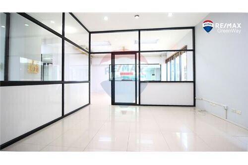 576 Sqm., 6 Beds Townhouse listed for ฿ 30,000,000.