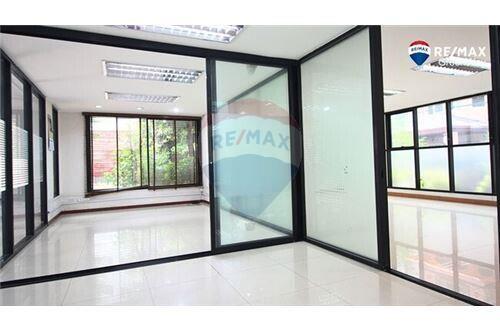 576 Sqm., 6 Beds Townhouse listed for ฿ 30,000,000.