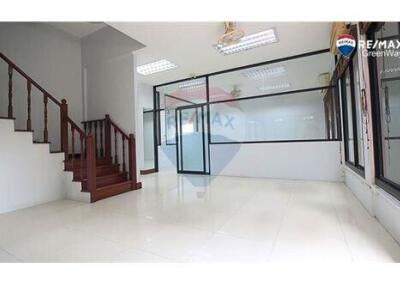 576 Sqm., 6 Beds Townhouse listed for ฿ 30,000,000.