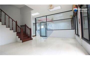 576 Sqm., 6 Beds Townhouse listed for ฿ 30,000,000.