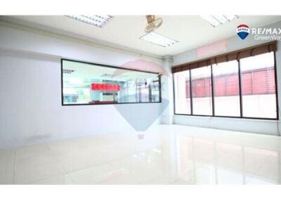 576 Sqm., 6 Beds Townhouse listed for ฿ 30,000,000.