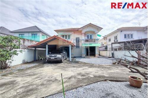 150 Sqm., 4 Beds Townhouse listed for ฿ 3,300,000.