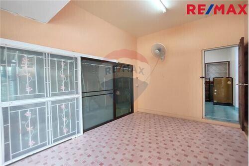 150 Sqm., 4 Beds Townhouse listed for ฿ 3,300,000.