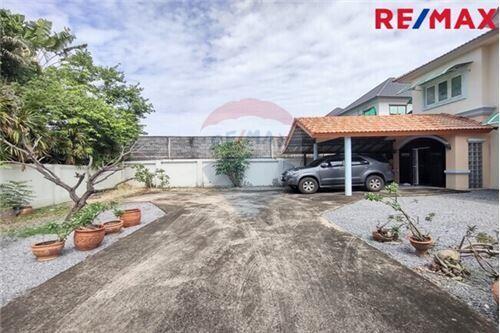 150 Sqm., 4 Beds Townhouse listed for ฿ 3,300,000.